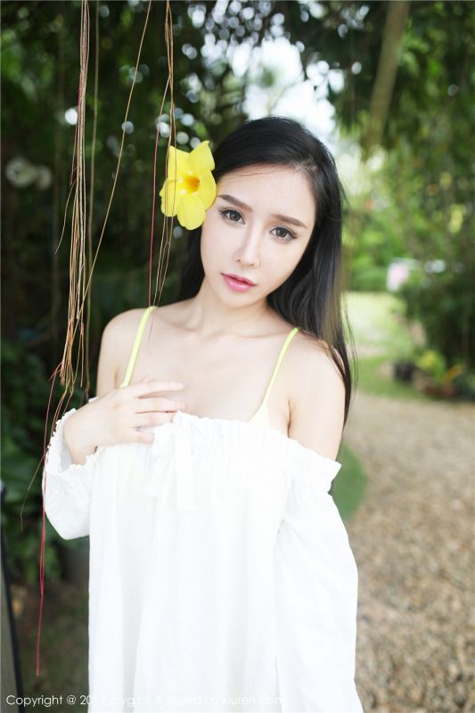 白肤嫩乳模特大乔性感比基尼森林大胆写真图片