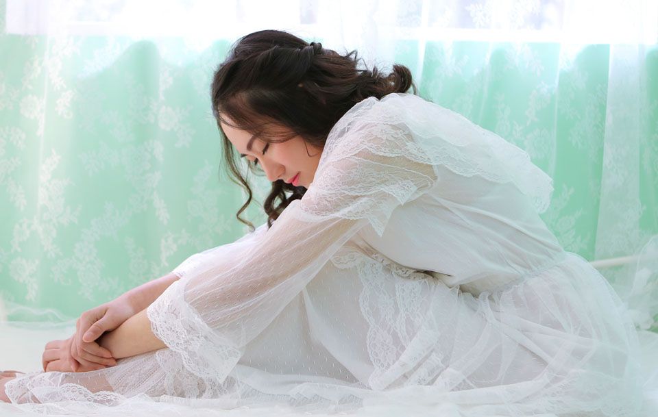 可爱长裙美女室内高清写真