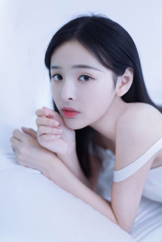 纯净天然素颜少女模特性感吊带短裙私房写真