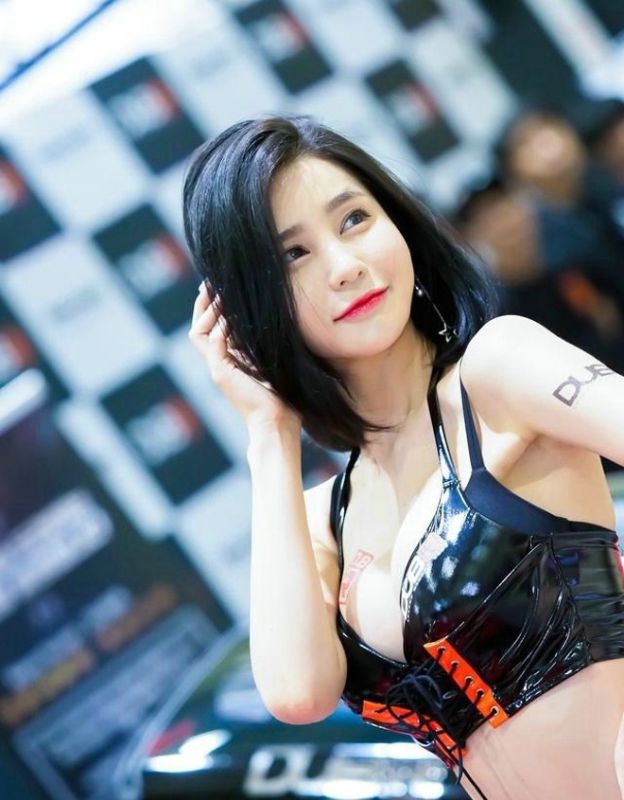 韩国气质短发车模美女内衣爆乳性感细腰美腿写真
