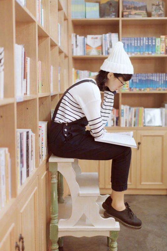 眼镜学生妹图书馆看书甜美俏丽摄影文艺写真