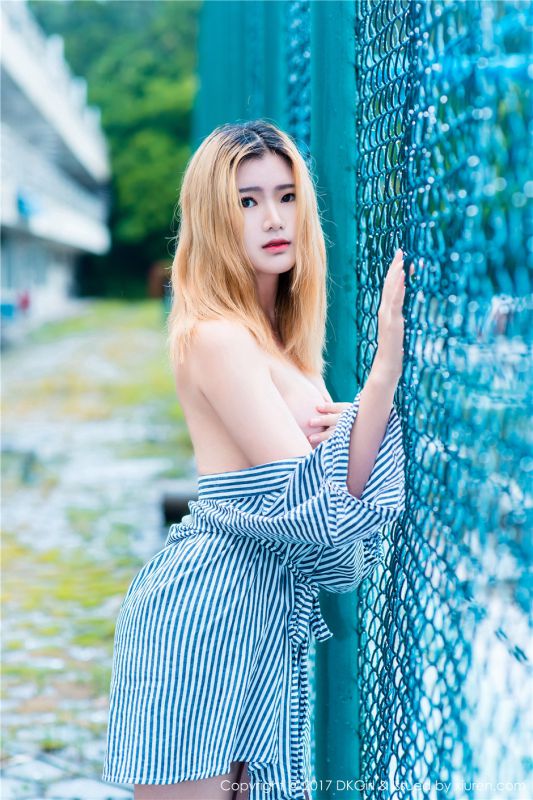 金发校花美女婷婷露肩裙户外大尺度人体艺术摄影