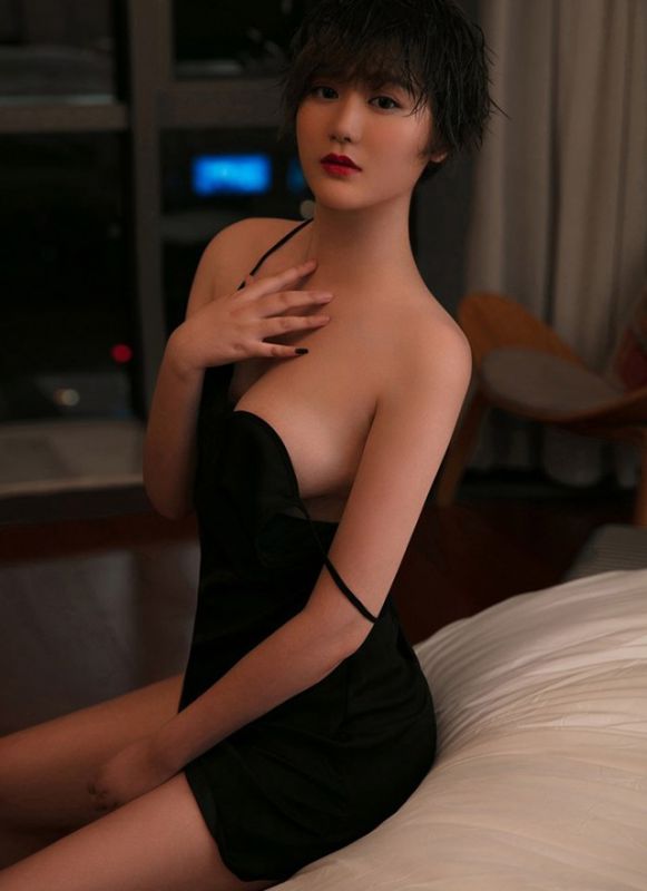 妖娆性感嫩模黑吊带裙美奶大胸酒店销魂诱惑写真