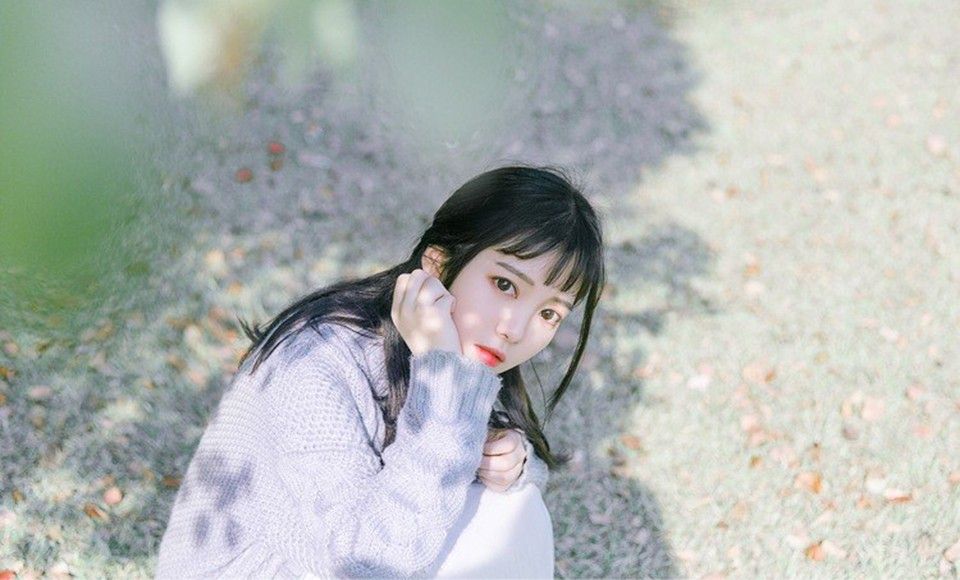 水嫩幼女蓝色毛衣户外小清新娇俏可爱写真