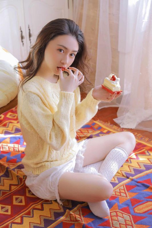 娇艳清纯美腿少女白色内裤居家性感诱人丝袜写真