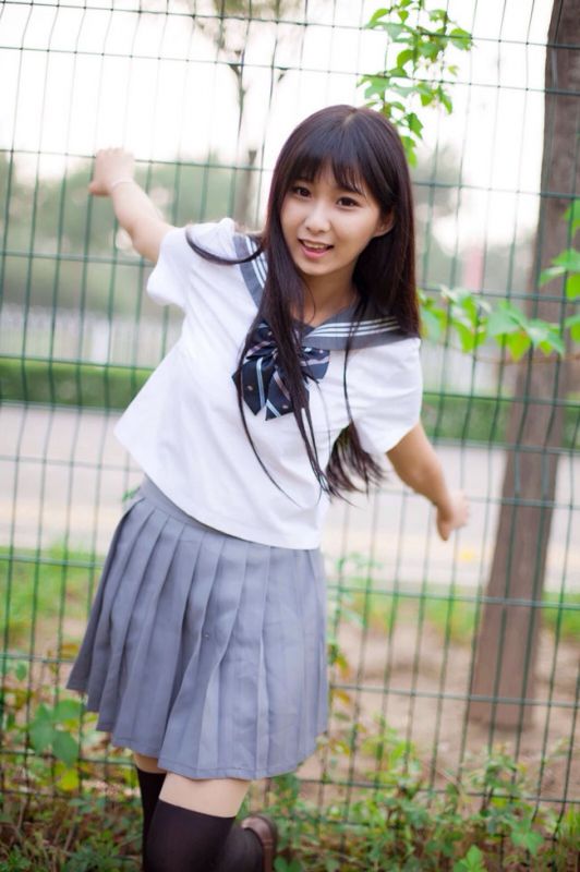 戚蓝尹学生制服户外高清写真