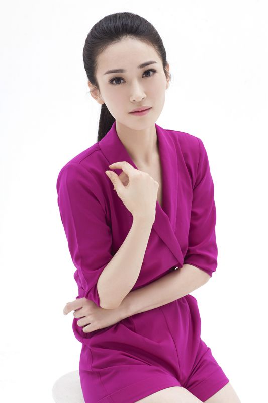 亚洲小姐董h最新写真展温暖笑容沁人心脾