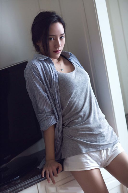 忧郁美女性感酥胸私房照