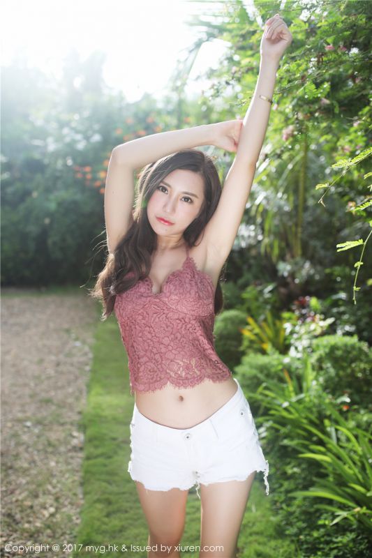 90后白嫩美女绮里嘉ula热辣牛仔裤泳衣旅拍写真