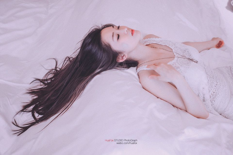 甜美蕾丝美女私房迷人写真