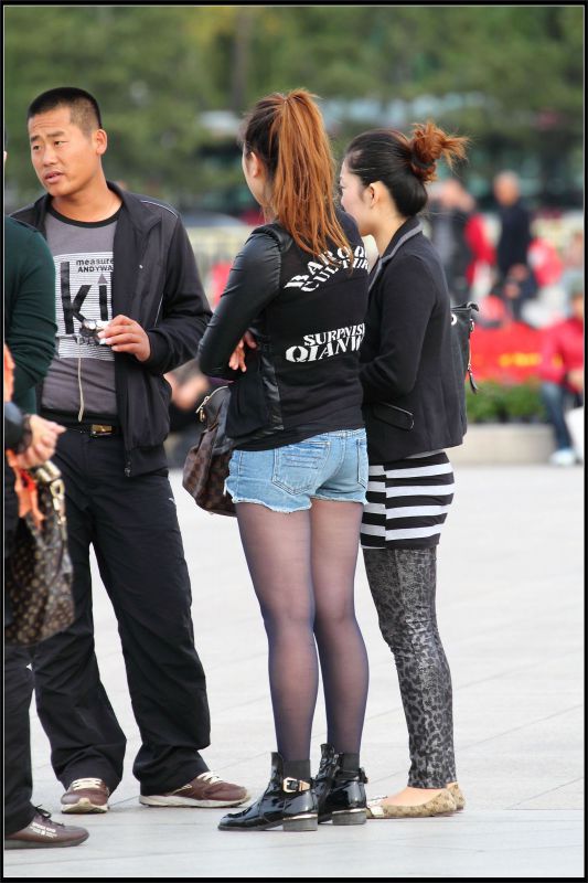 街拍长发飘飘美女秀高挑身材美照