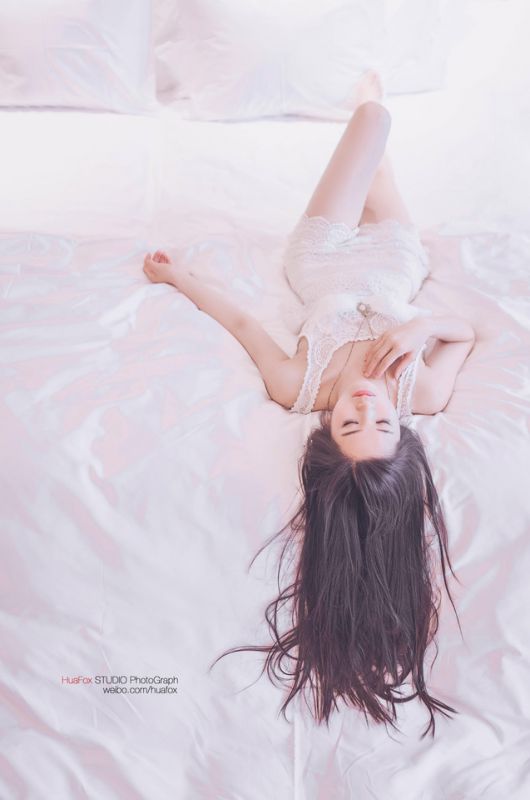 甜美蕾丝美女私房迷人写真