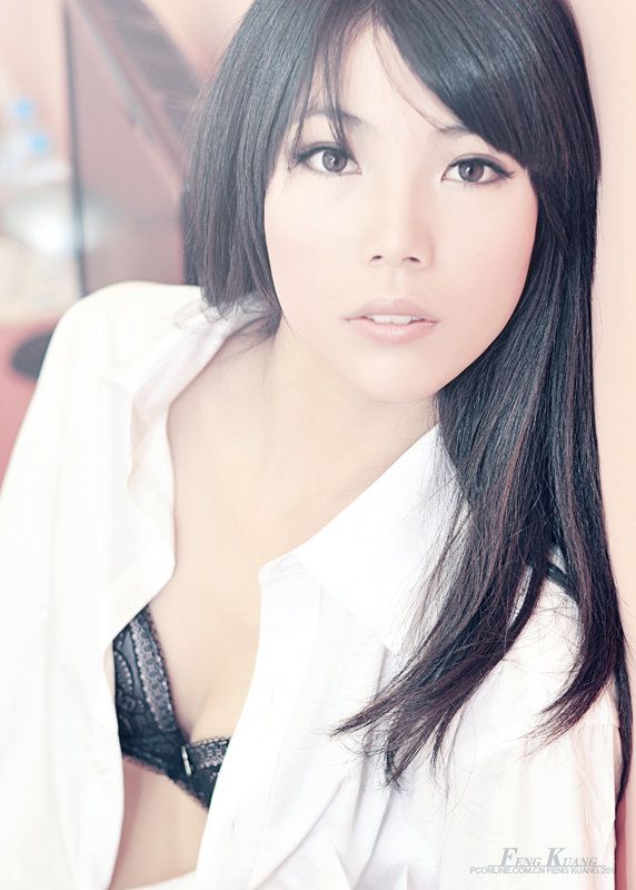 白色内衣美女私房性感撩人写真