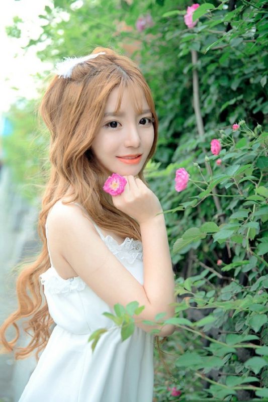 吊带白裙花仙子唯美花丛白皙水嫩可爱写真