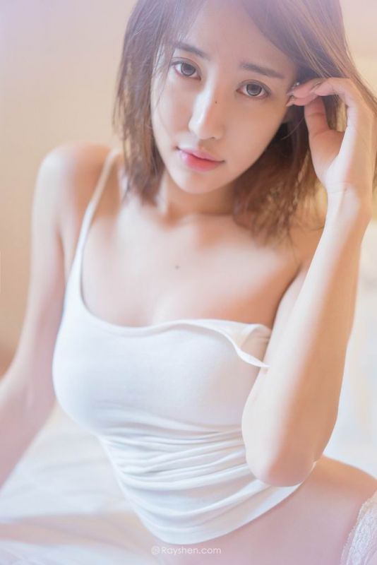 推女神海边沙滩美女伍月yuer比基尼写真
