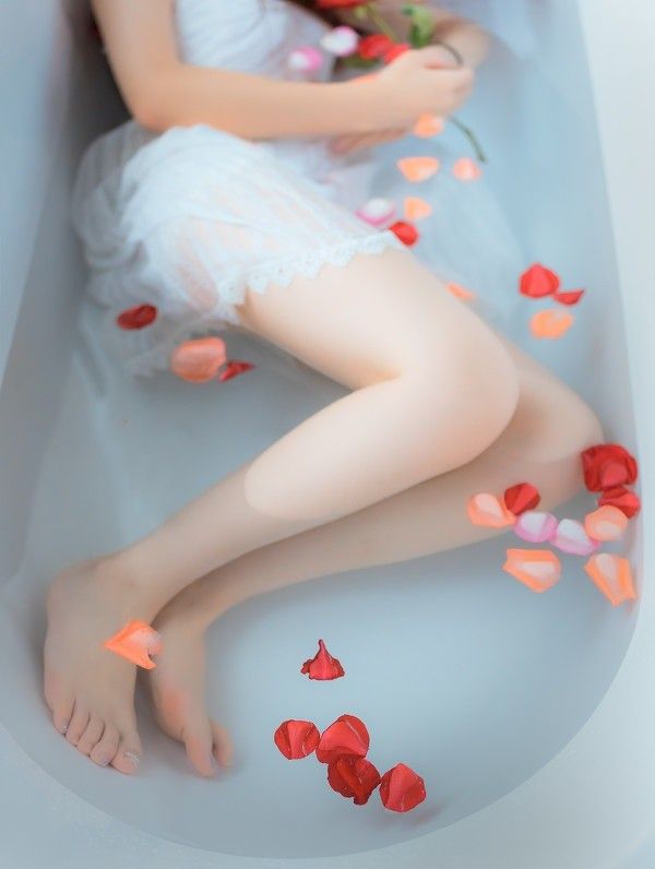 宅男女神大胆浴缸湿身诱惑性感图片