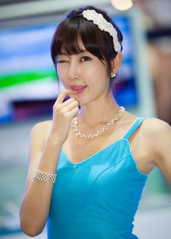 韩国美女车模崔星儿车展写真图片