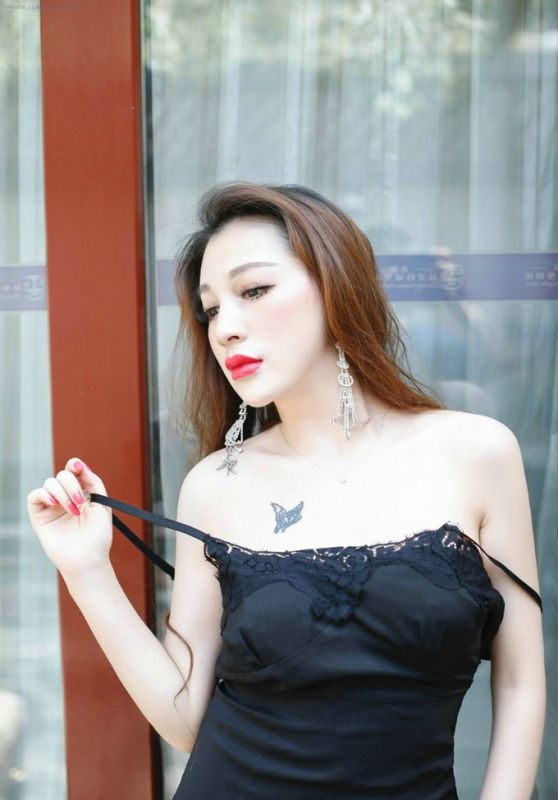 红唇熟妇柔情媚眼黑丝蕾丝吊带裙户外爆乳大尺度艺术私拍写真