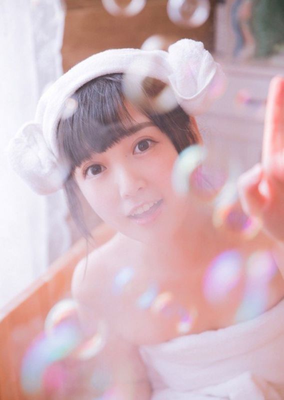 小可爱少女娇嫩性感裹胸浴巾木桶玩泡泡俏皮私房写真