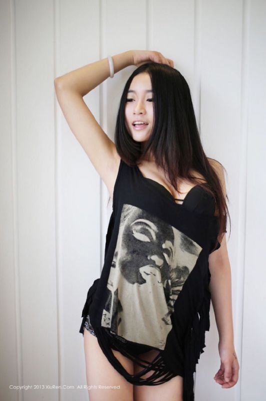可爱俏皮少女性感美胸私房照