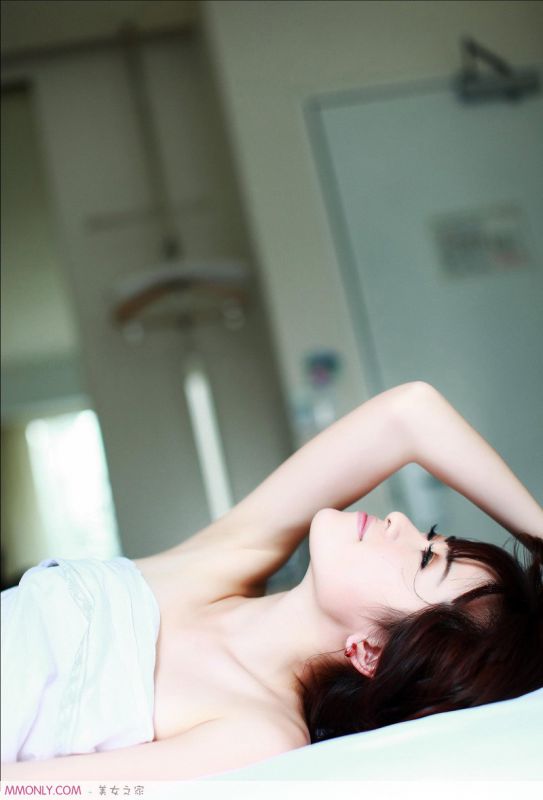 台湾黑色内衣美女私房诱惑写真