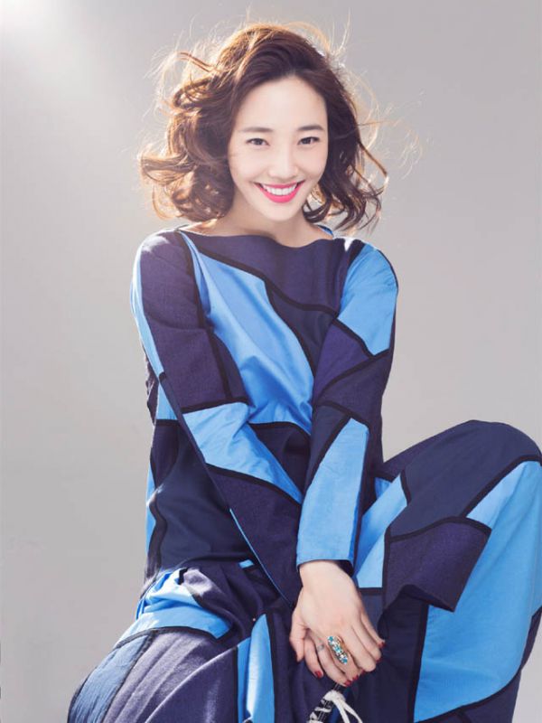 白百何时尚写真大片展甜美笑容