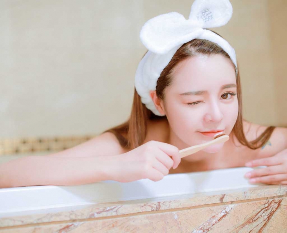 水嫩白皙妹妹浴袍裹胸诱人水灵美女性感诱惑私房写真
