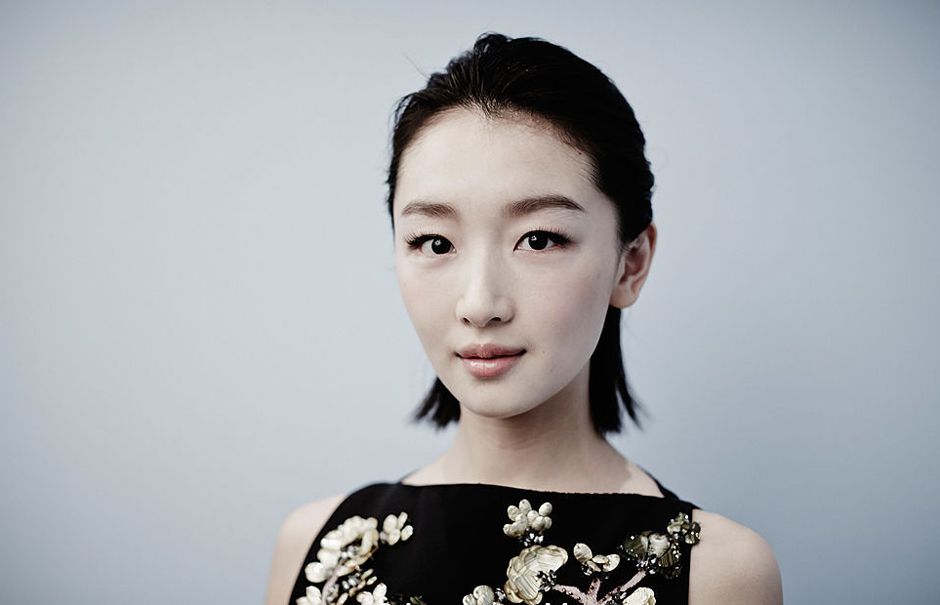 周冬雨优雅短裙写真展成熟女人味