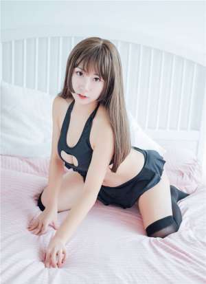 00后网红少女猫系爆乳制服性感床上撩人性感写真