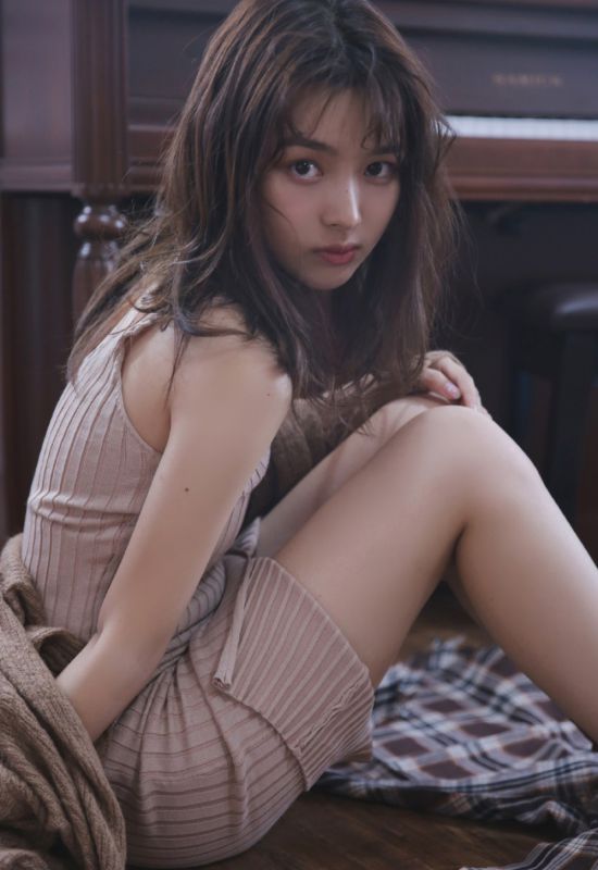 裸粉色吊带裙少女露肩性感修长美腿诱惑写真