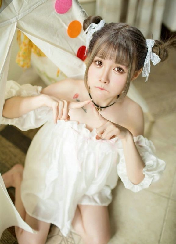 双丸子头可爱萝莉清纯蕾丝居家唯美俏皮写真图片