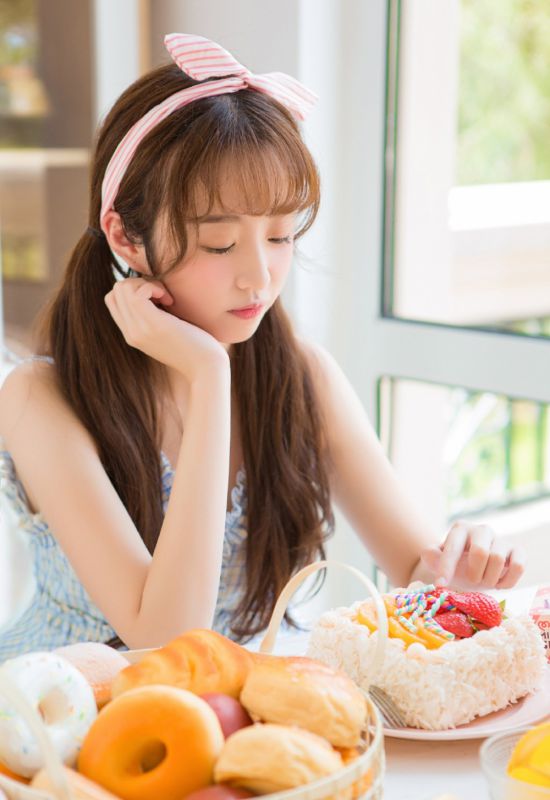 戴粉色可爱发带少女吃早餐性感吊带美胸生活美拍
