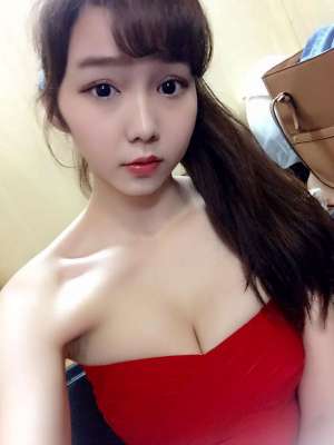 90后人气模特陈蕴予清纯自拍写真