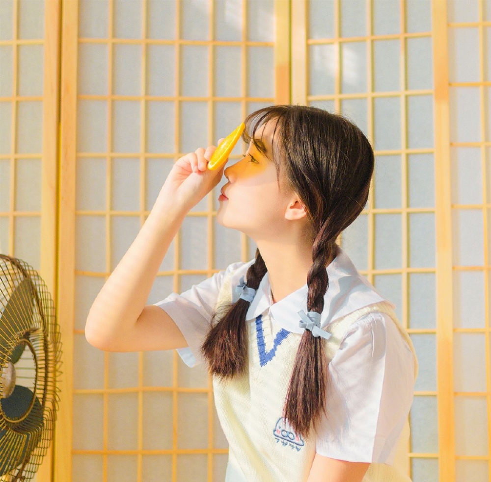 台湾国中妹子小辫子俏皮可爱居家制服短裙迷人性感照