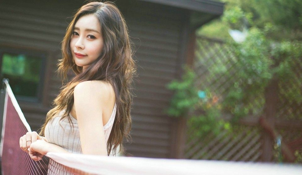 卷发清纯美女模特球场上性感美腿酥胸诱惑写真