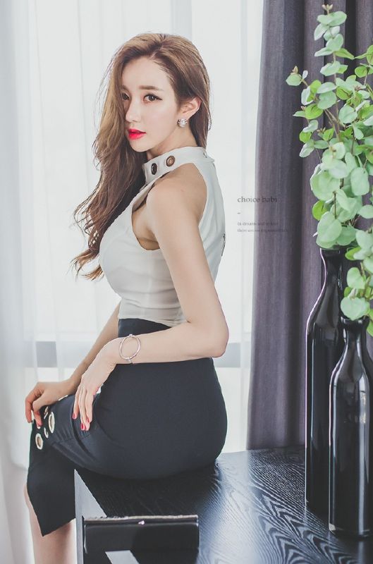 气质美女白皙大长腿端庄性感大气摄影艺术照