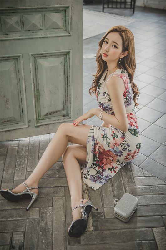温婉美女李妍静碎花包臀裙火辣身材性感美腿写真