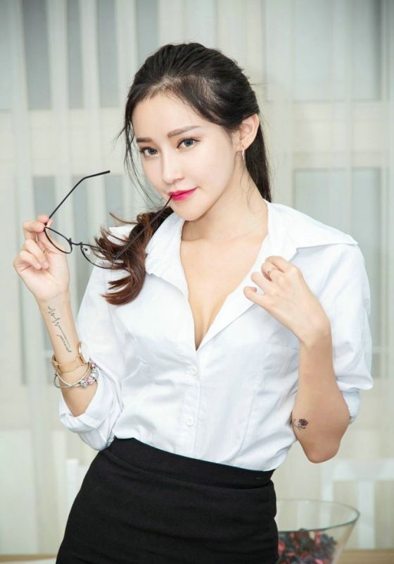 爆乳白领OL女秘书绝色尤物制服诱惑性感写真