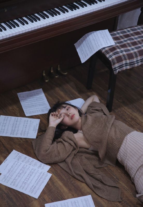 裸粉色吊带裙少女露肩性感修长美腿诱惑写真