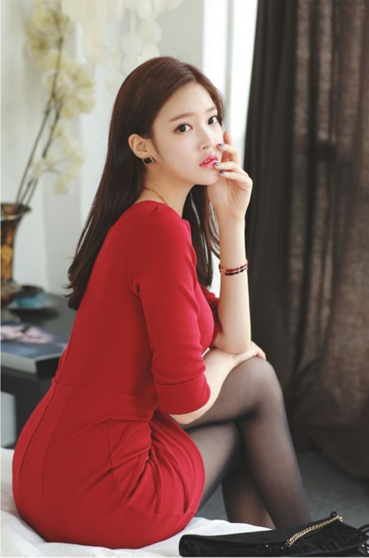 白嫩酥胸美女模特火辣红色连衣裙长腿性感私房照
