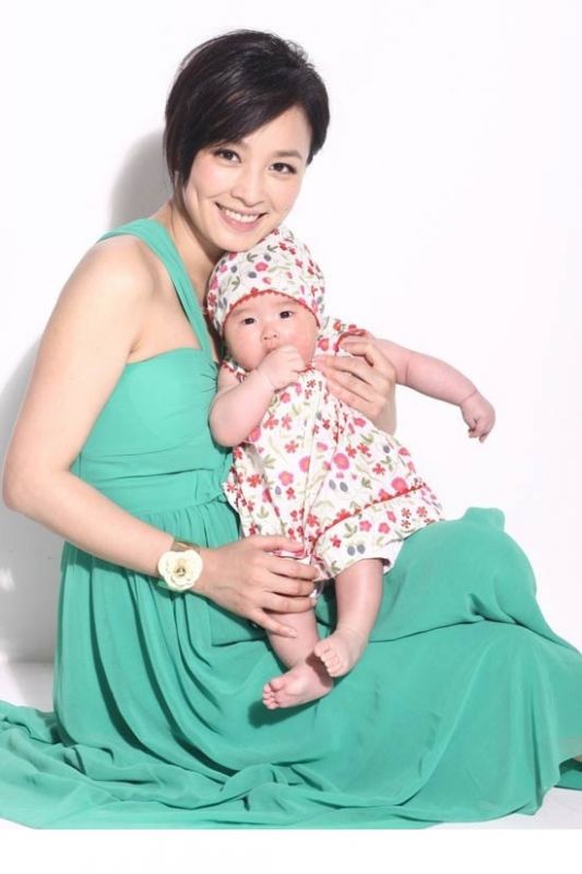 女星张庭抱女儿甜蜜高清写真
