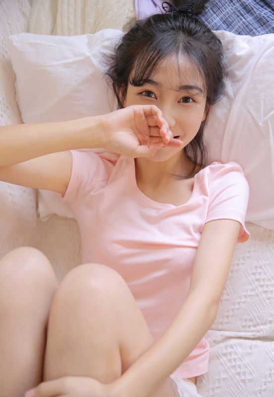 00后小妹妹丸子头灵巧娇媚居家衬衣下体失踪写真