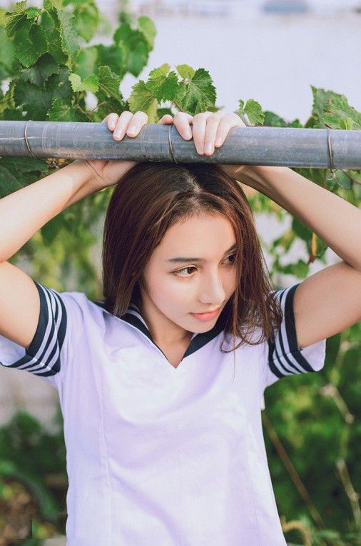 屋顶上的清纯水手制服美女长发撩人性感图片