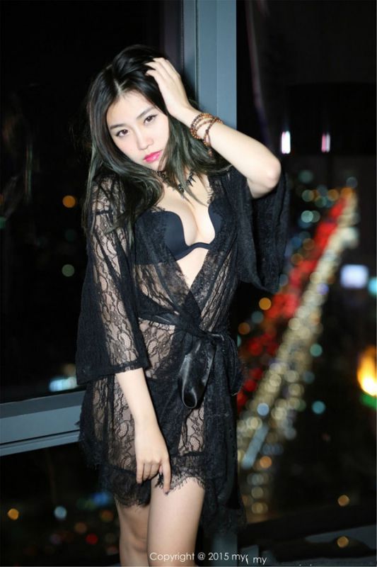 黑色蕾丝内衣美女私房性感诱人写真