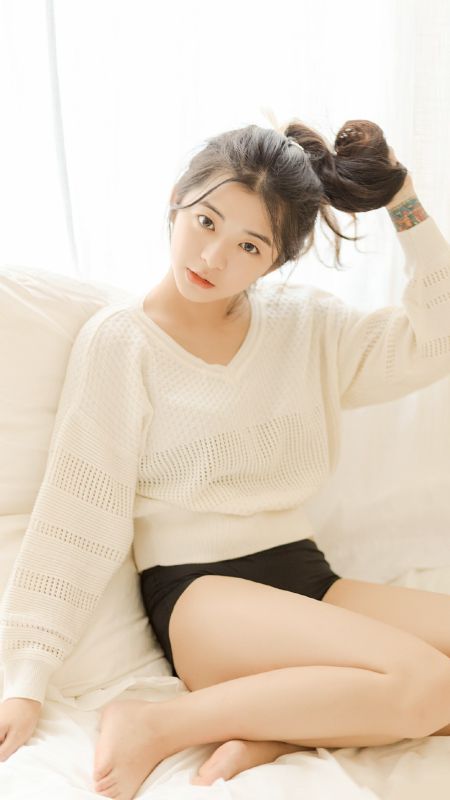 邻家妹妹居家黑色内裤床上和小喵亲昵生活写真