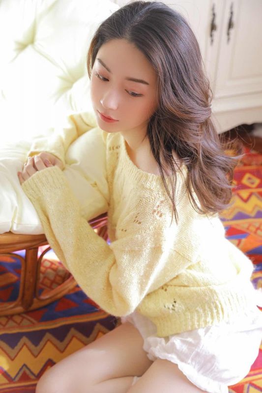 娇艳清纯美腿少女白色内裤居家性感诱人丝袜写真
