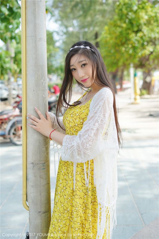 素颜美女妲己_Toxic黄色吊带裙靓丽旅拍海滩写真