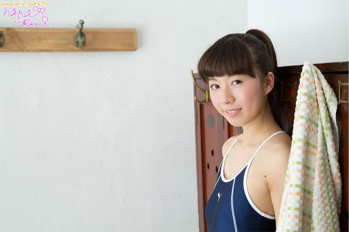 日本泳装萝莉七绪兰浴室湿身照