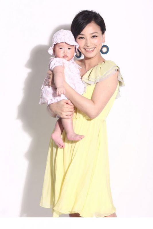 女星张庭抱女儿甜蜜高清写真