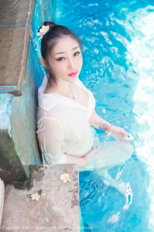 貌美腿长美女妲己_Toxic泳池白衬衫湿身诱惑旅拍写真